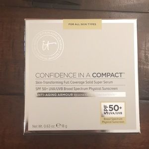 NWT it Costmetics Confidence In A Compact